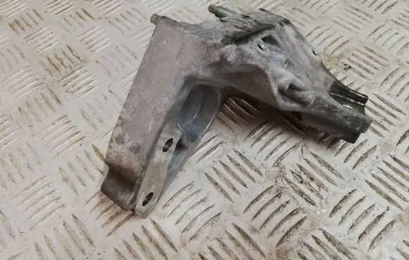 Suzuki Swift III Engine mounting bracket