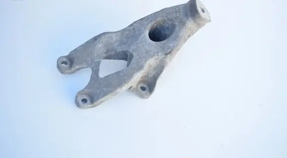 Audi A4 S4 B8 8K Engine mounting bracket 8K0199307BE