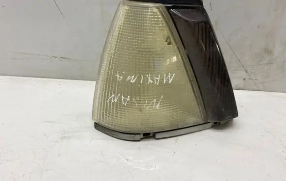 Nissan Maxima Front indicator light 5077
