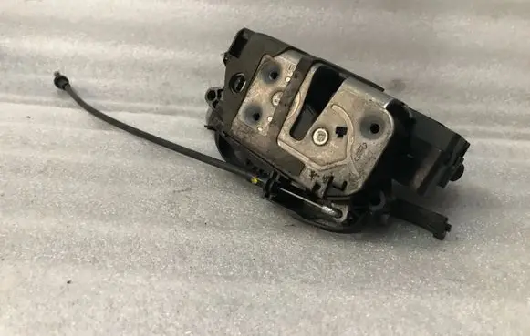 Volvo S60 Front door lock 31301738 A046465