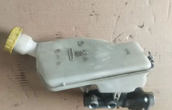 Peugeot 2008 I Master brake cylinder 32069745