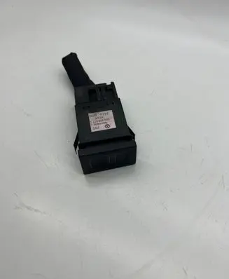 Volkswagen PASSAT B5 Windscreen/window heater switch 3B0959621C