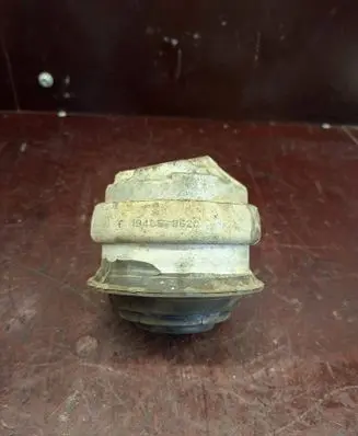 Engine mount bracket