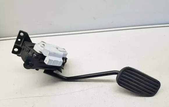 Accelerator throttle pedal