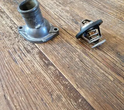 Lexus IS 200-300 Thermostat/thermostat housing 1GFE