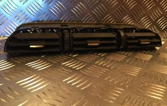 Nissan X-Trail T30 Dash center air vent grill