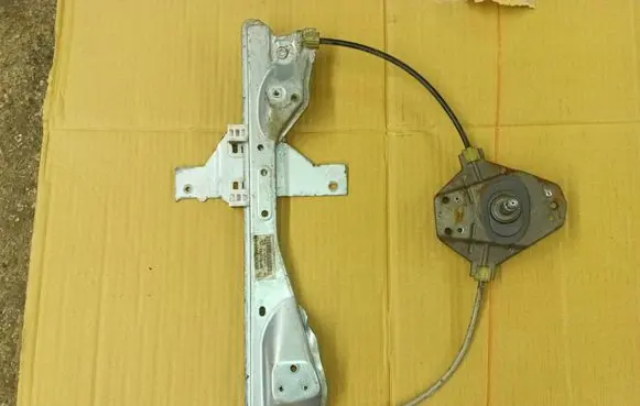 Peugeot 308 SW Rear window lifting mechanism without motor 9680572680