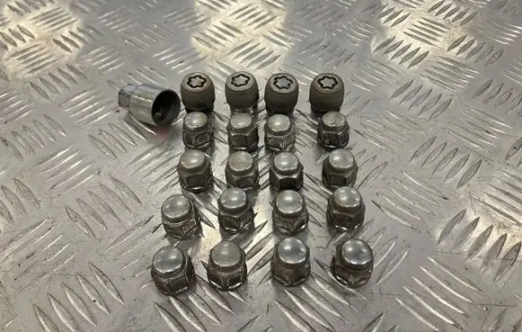 Honda Civic X Anti-theft wheel nuts and lock DG16470