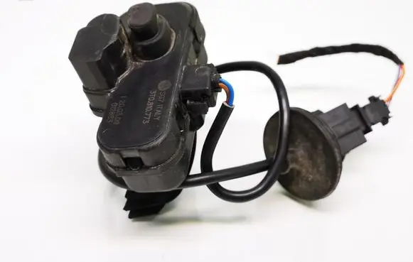 Fuel tank cap lock