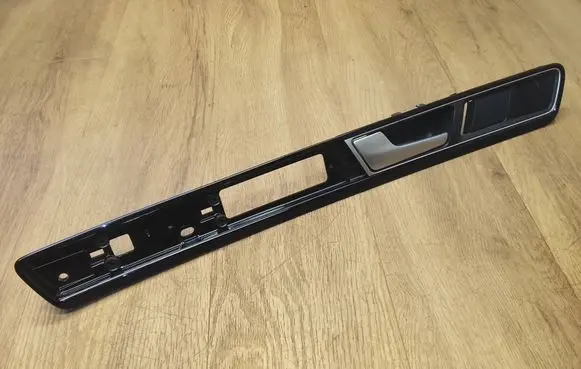 Volkswagen Touareg II Front door trim bar 7P6867409M