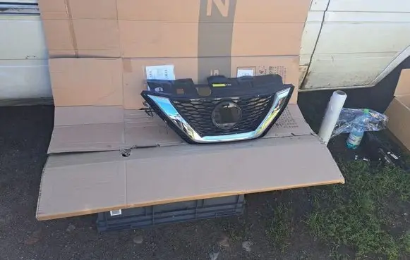 Nissan Qashqai Front bumper upper radiator grill 62398HV80A