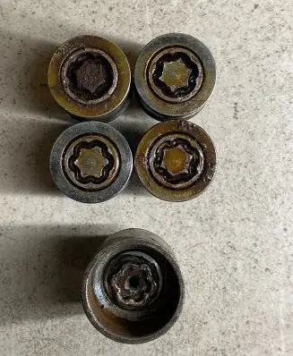 Volvo S40 Anti-theft wheel nuts and lock 