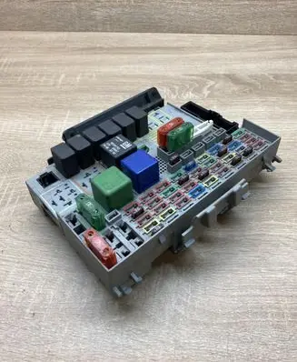 Opel Zafira A Fuse module 24412497