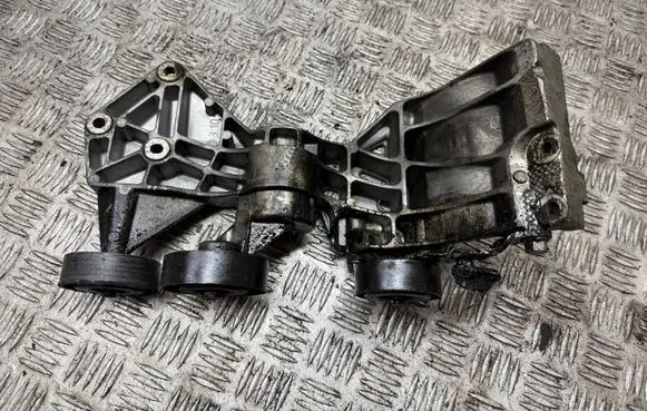 Mercedes-Benz B W245 Generator/alternator bracket A6402003370