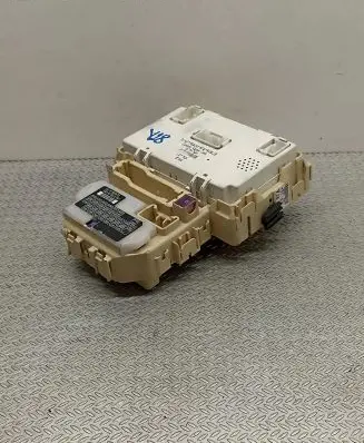 Suzuki SX4 Fuse module 3677079J41 B79J4 L0T7526
