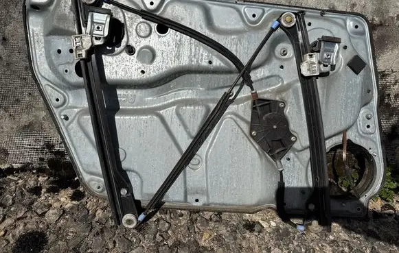 Volkswagen PASSAT B5.5 Front door window regulator with motor 3B4837756D