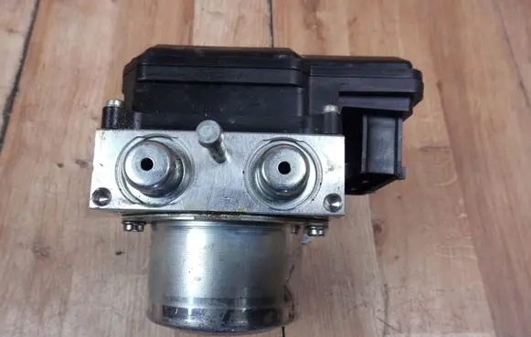 Nissan Leaf II (ZE1) ABS Pump 476604NC0B