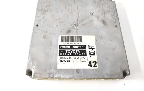 Toyota Avensis T220 Engine control unit/module 89661-05420