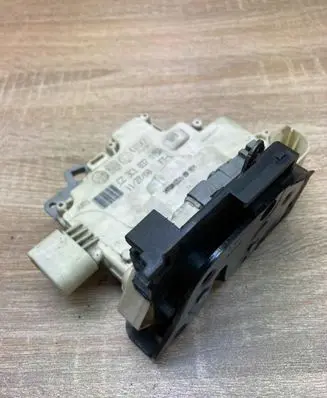 Volkswagen PASSAT B6 Front door lock 3C1837015A