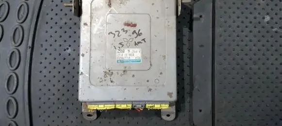 Mazda 323 Engine control unit/module e2t81771m z510