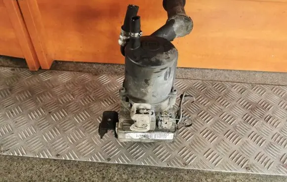 Peugeot 3008 I Power steering pump 9806435680