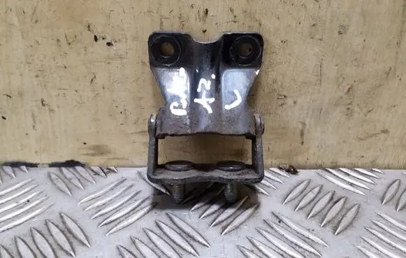 Subaru Outback Tailgate/trunk/boot hinge