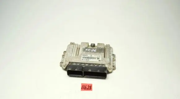 Opel Zafira B Engine control unit/module MJ55570807 0281015767 1039S36393