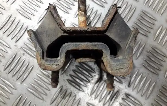 Mercedes-Benz ML W163 Engine mount bracket