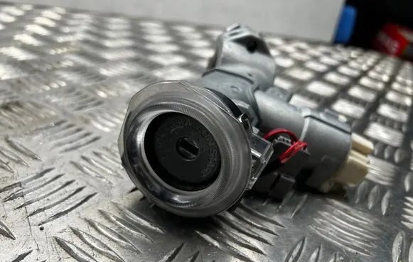 Subaru Outback Ignition lock 88215AJ000 X1T26982