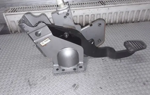 Chevrolet Captiva Brake pedal KE000690