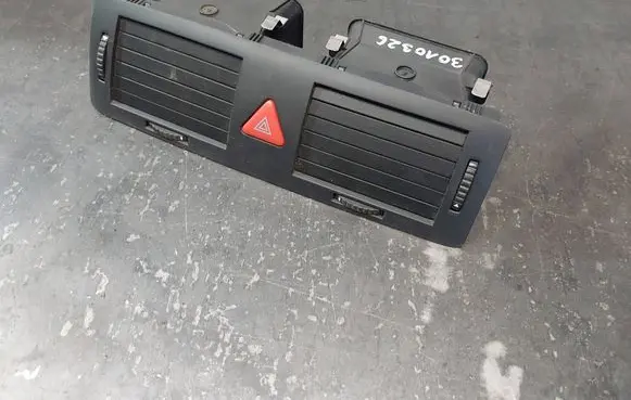 Skoda Fabia Mk1 (6Y) Dash center air vent grill 6Y0820951