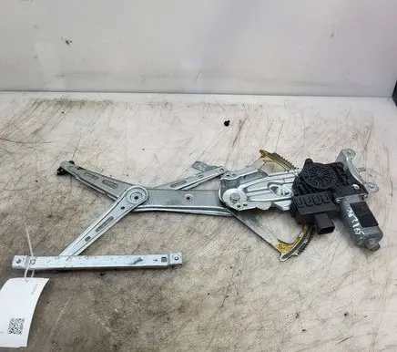 Opel Zafira B Front door window regulator with motor