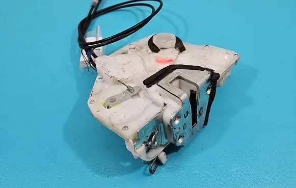 Suzuki Swift I Front door lock 82201-62K30 IMPRK1451879