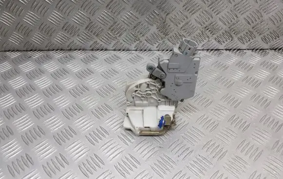 Nissan Primera Rear door lock
