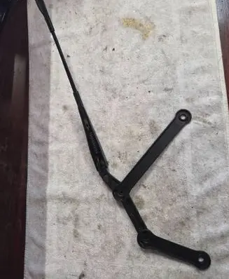Front wiper blade arm