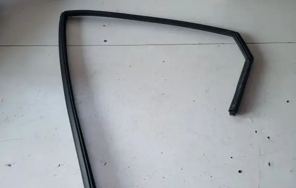 Hyundai Santa Fe Rubber seal rear door window/glass 