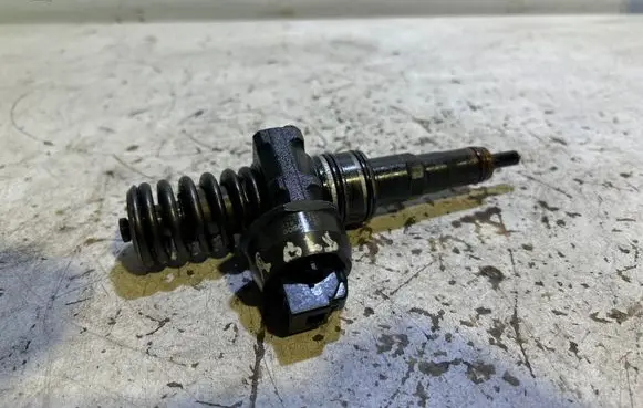 Skoda Octavia Mk2 (1Z) Fuel injector 038130073BN