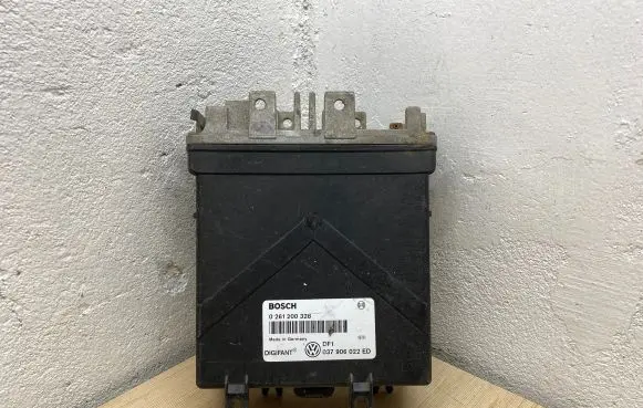 Volkswagen PASSAT B4 Engine control unit/module 037906022ED 0261200328