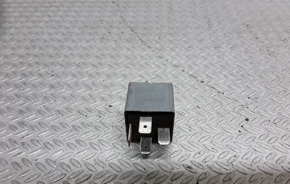 Volkswagen PASSAT B5 Other relay 8D0951253A