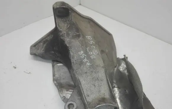 Volkswagen PASSAT B5.5 Engine mounting bracket