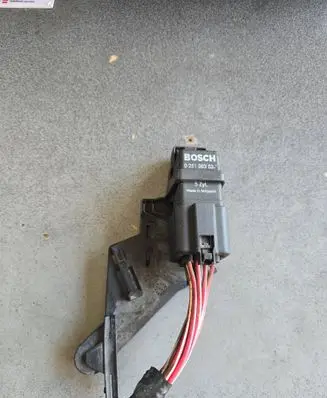 Volvo V50 Glow plug pre-heat relay 0281003037