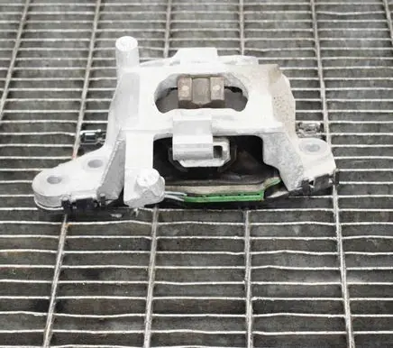 Engine mount bracket