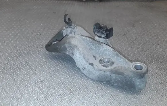 Nissan Primastar Engine mounting bracket 8200818975
