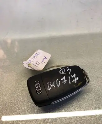 Audi Q3 F3 Ignition key/card 81a837220d
