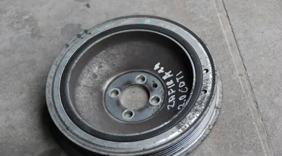 Opel Zafira C Crankshaft pulley 55586935