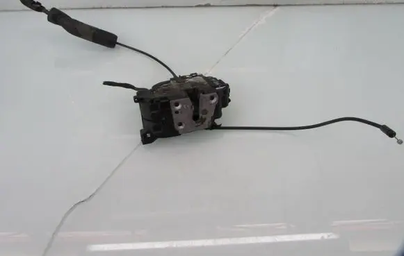 Renault Megane III Front door lock 82502000