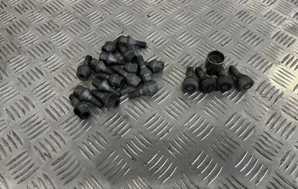 Dacia Sandero III Anti-theft wheel nuts and lock PU11932