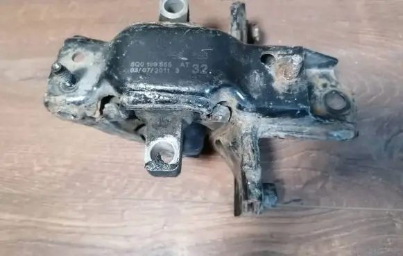 Skoda Fabia Mk1 (6Y) Engine mount bracket 6Q0199555