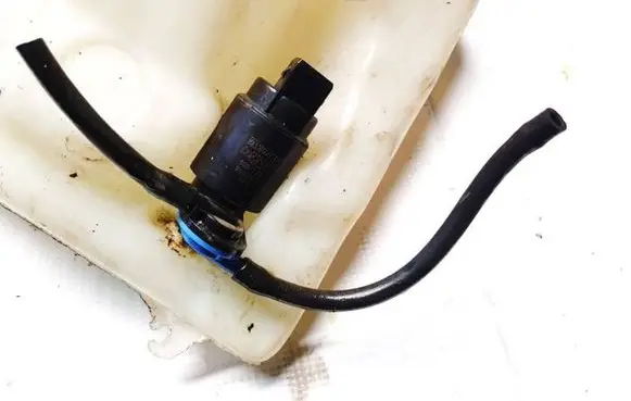 Volkswagen PASSAT B4 Windscreen/windshield washer pump 021168 103173