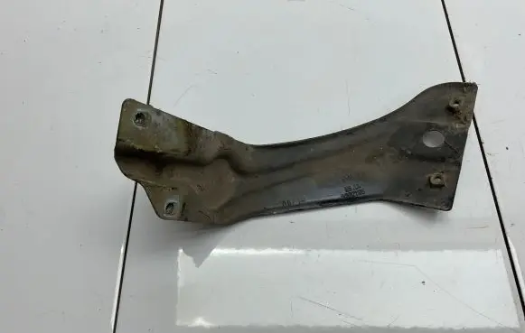 Volkswagen Scirocco Fender mounting bracket 1K8821135